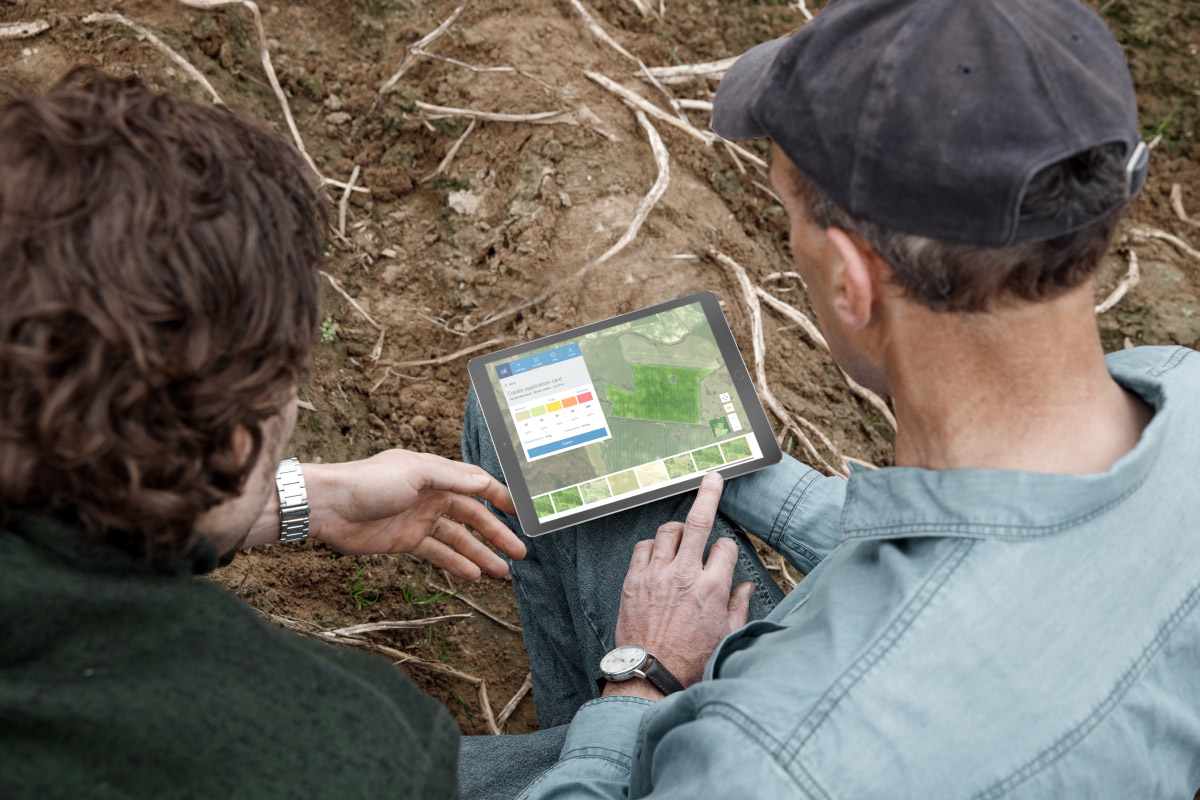 at.farm – Landwirte mit iPad auf dem Feld